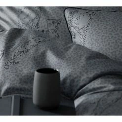 Am billigsten ⭐ Elegante Panthera Bettwäsche-Set Aus Mako-Satin - 135x200 / 40x80 Cm - Stein ? -ESSENZA HOME SHOP unnamed file 1219